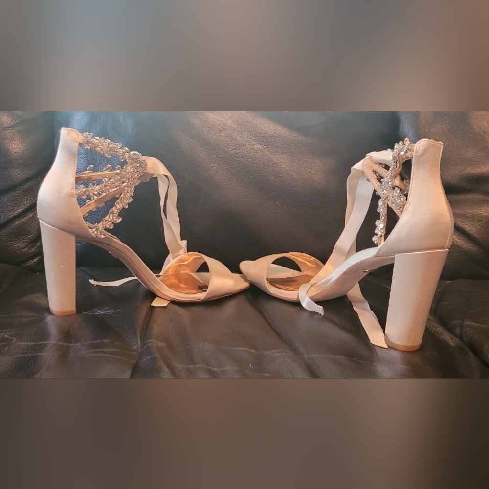 BADGLEY MISCHKA cream color and a size 8 1/2 Ladies these are adorable